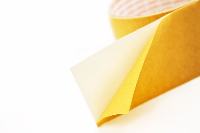 12 einfache Kabelmanagement Tipps für deinen Schreibtisch 21 Klebeband