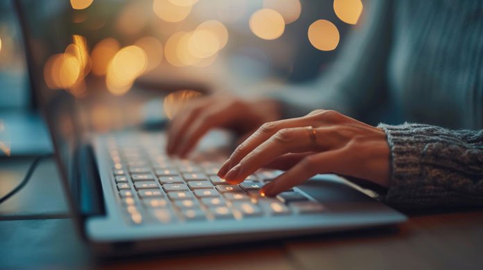 Windows 10 Media Creation Tool - Frau tippt auf Tastatur