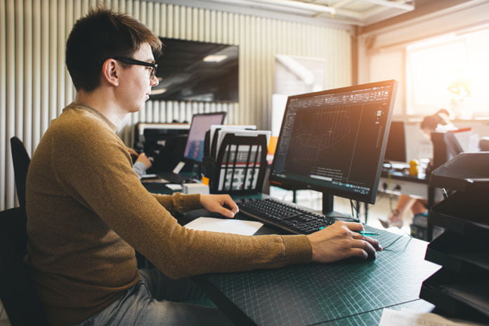 Windows 10 Media Creation Tool - Mann arbeitet an einem Windows 10 rechner