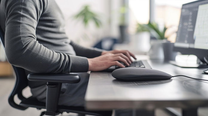 FN-Taste - Mann im Home-Office sitzt an seinem Rechner und arbeitet