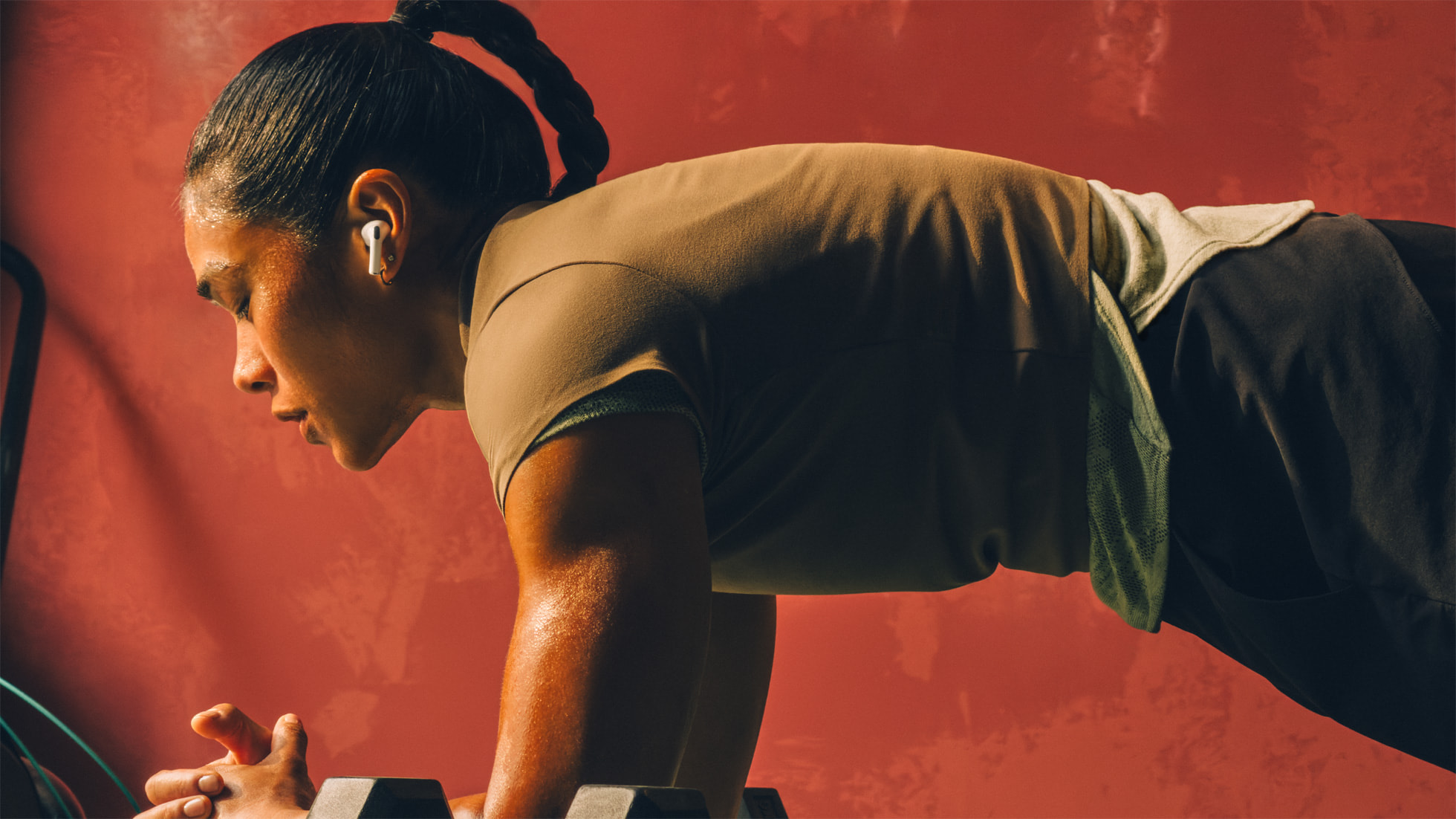 Apple AirPods Pro 3 im Test: Starkes ANC, aber nicht für jeden 7 Person trägt Apple AirPods Pro 3 beim Training.