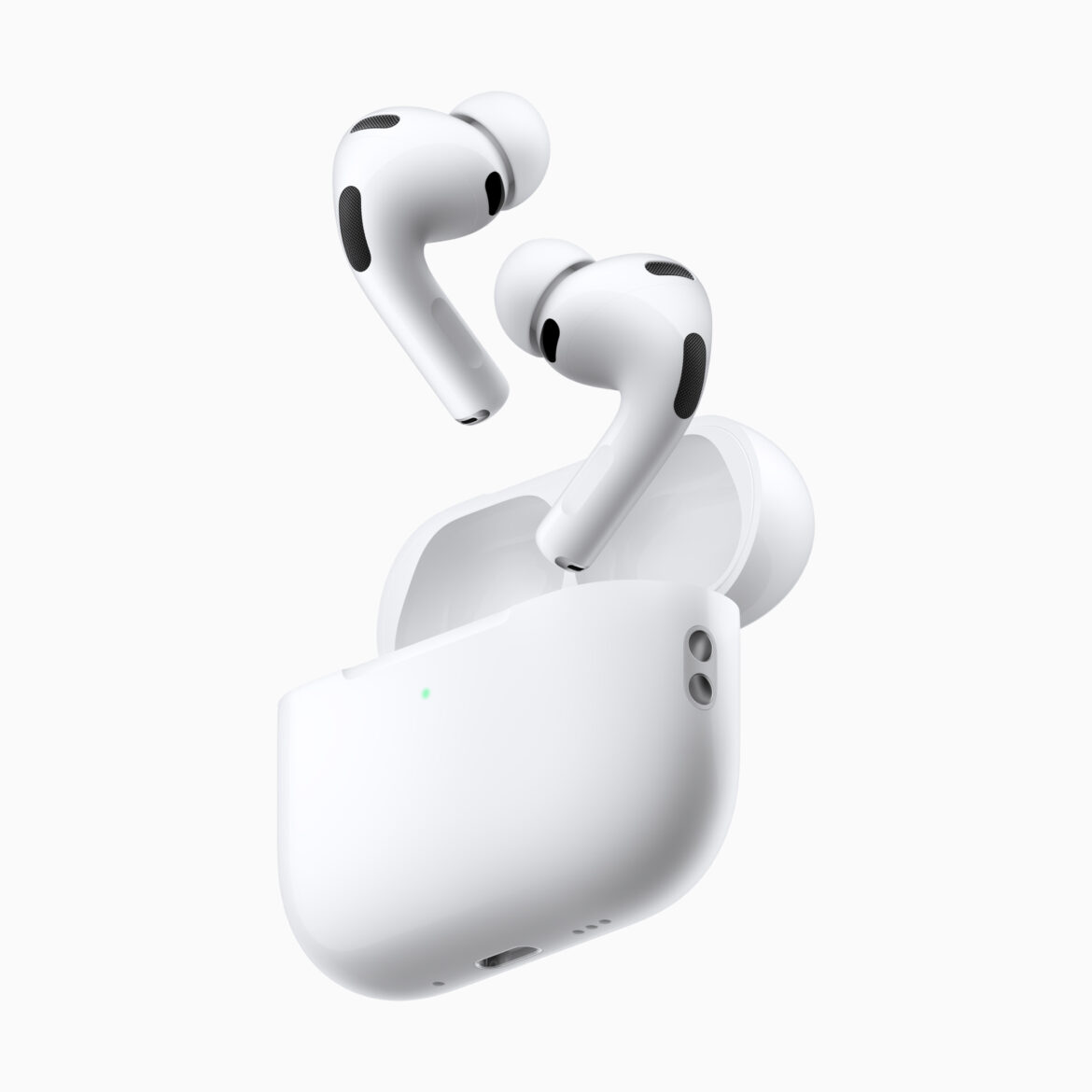 Zwei weiße Apple AirPods Pro 3 über dem geöffneten Ladecase.